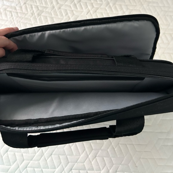 New Case Logic 17.3" Laptop and Tablet Case Black - Picture 3 of 5